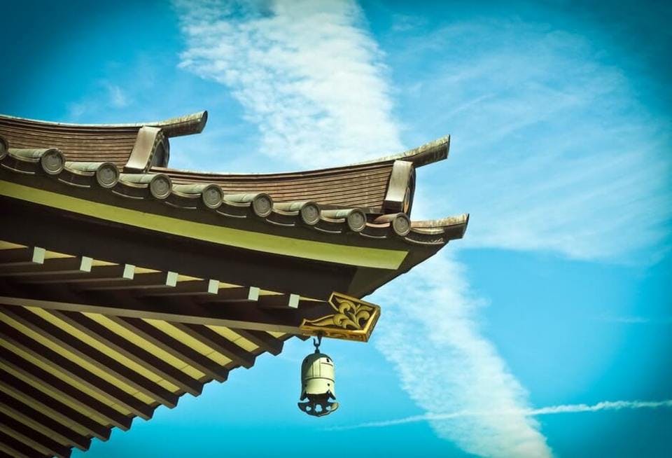 京都の五重塔の軒先