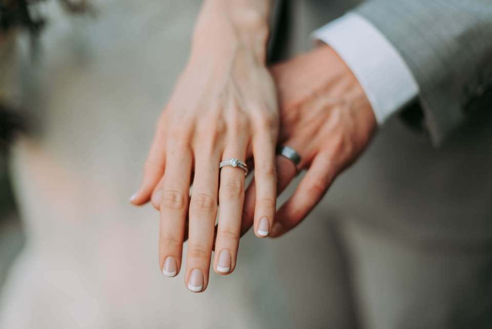 ネット恋愛から結婚した夫婦の手