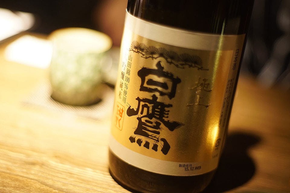 テーブルの上の飲みやすい日本酒