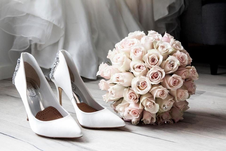結婚したくない男がプレゼントした靴と花束