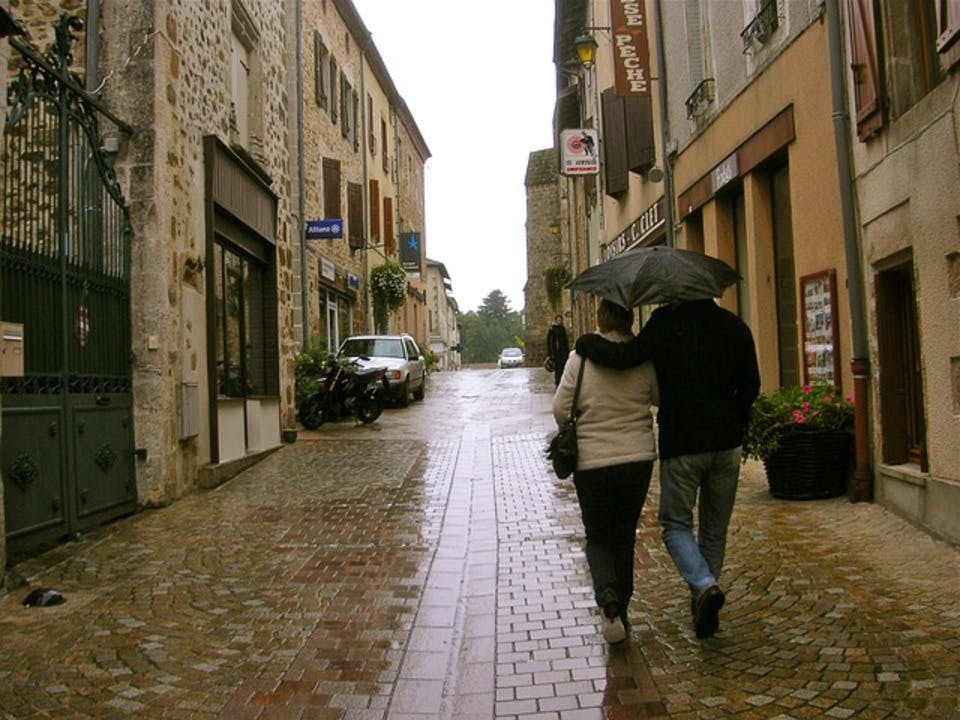 雨の日に傘をさして都内でまったりデートするカップル