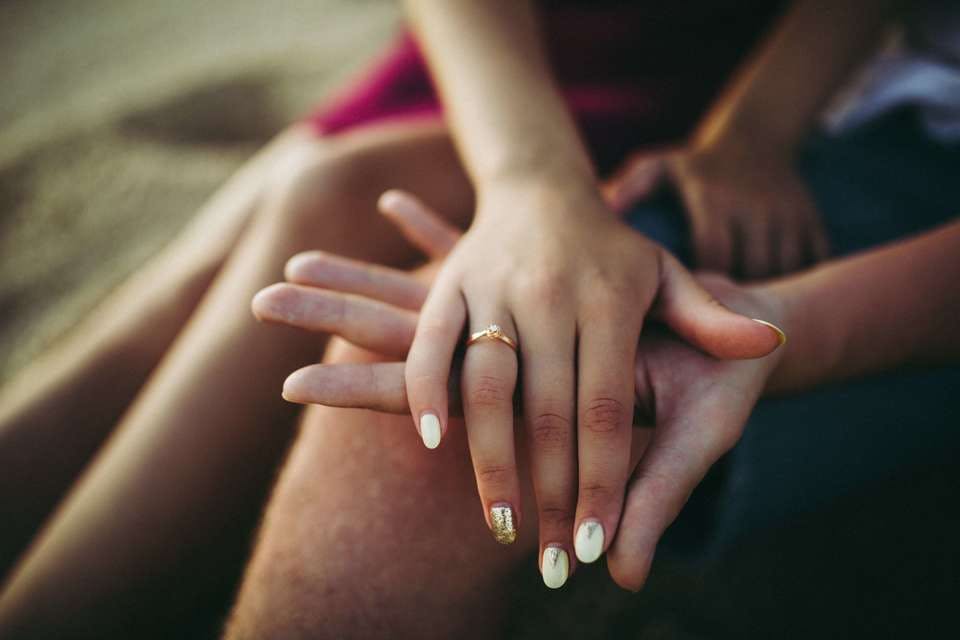 結婚する気がない男性に手を重ねる女性