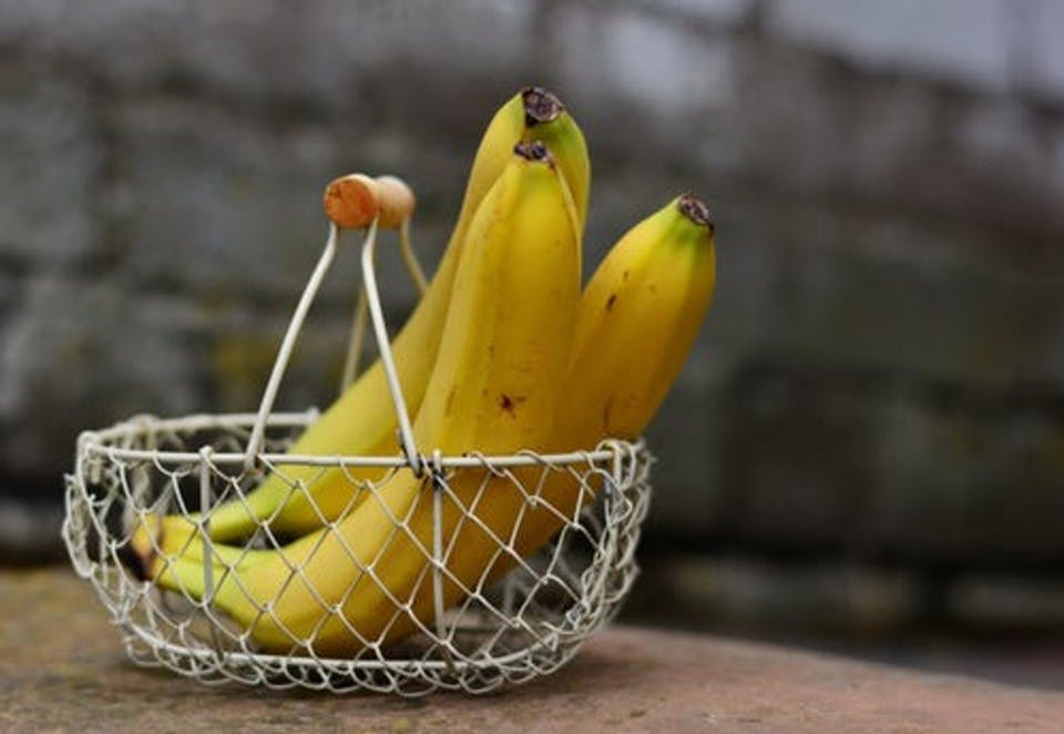 ワイヤーバスケットとバナナ