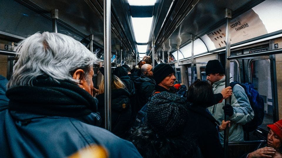 ニューヨークの地下鉄　車内　人々