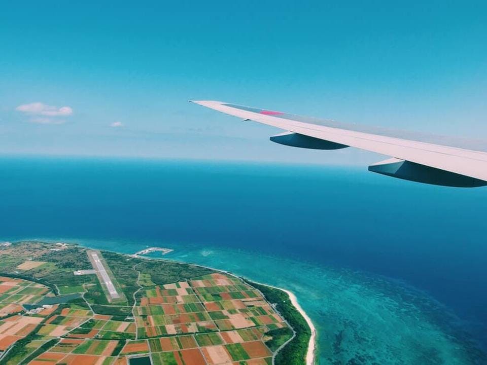 沖縄の海と飛行機