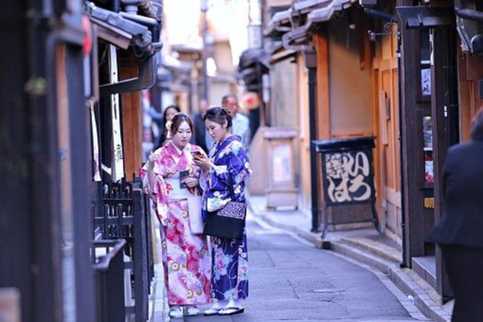 京都で人気のたこ焼き店を探す女性