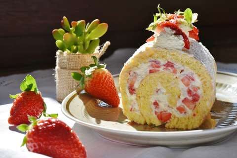 Medium isorepublic strawberry roll 1  1 