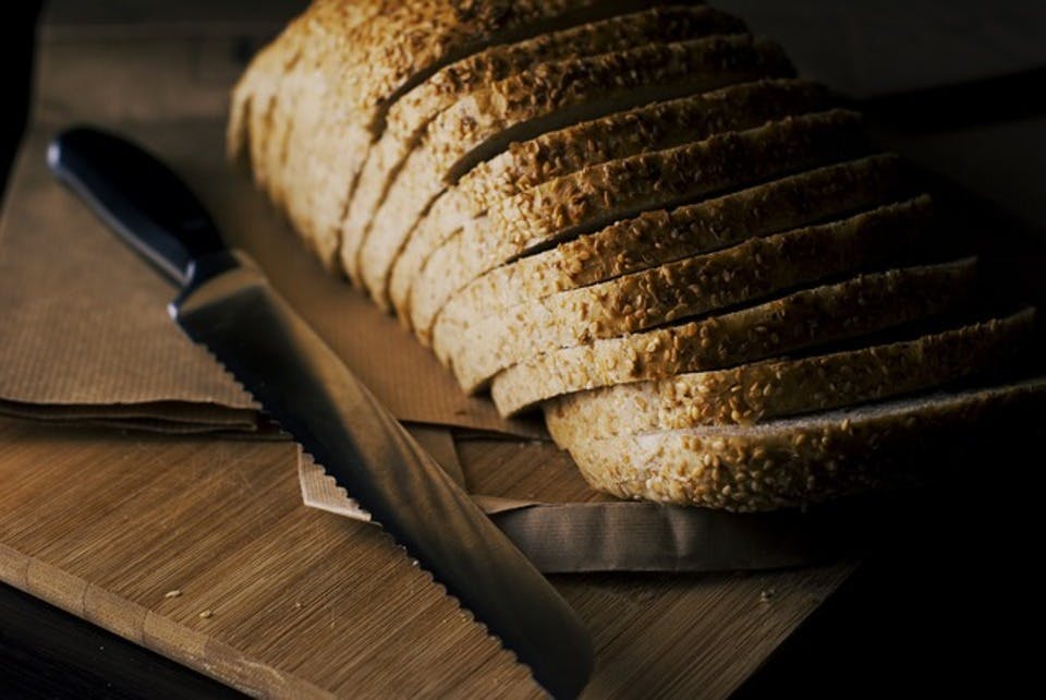 まな板と切られたパンと包丁