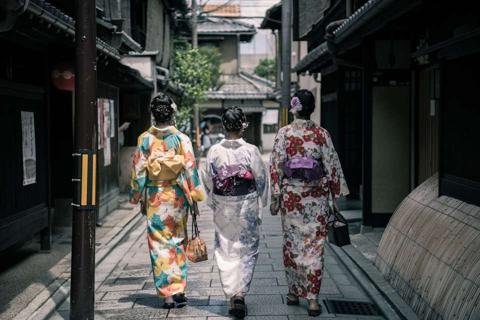 京都の街中を歩く三人組