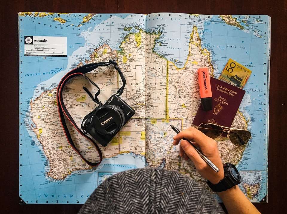 世界地図とパスポート