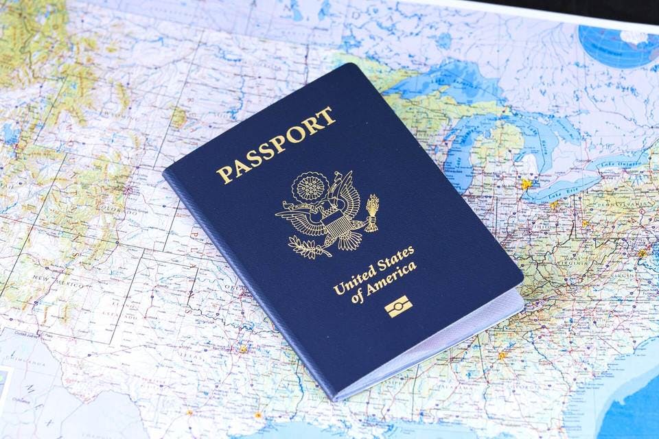 地図の上のパスポート