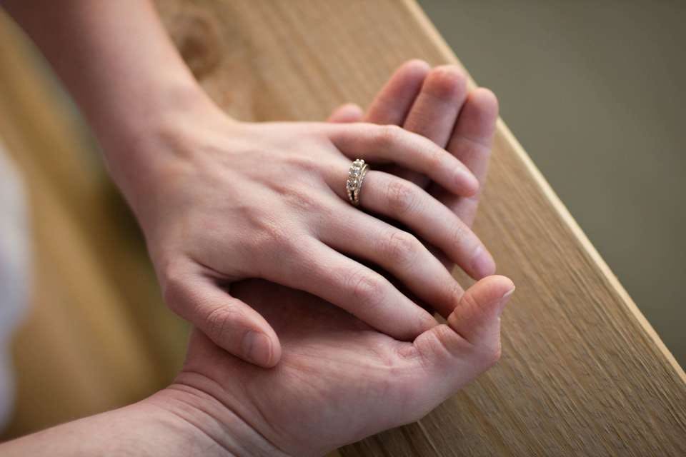 既婚女性と手を繋ぐ恋人